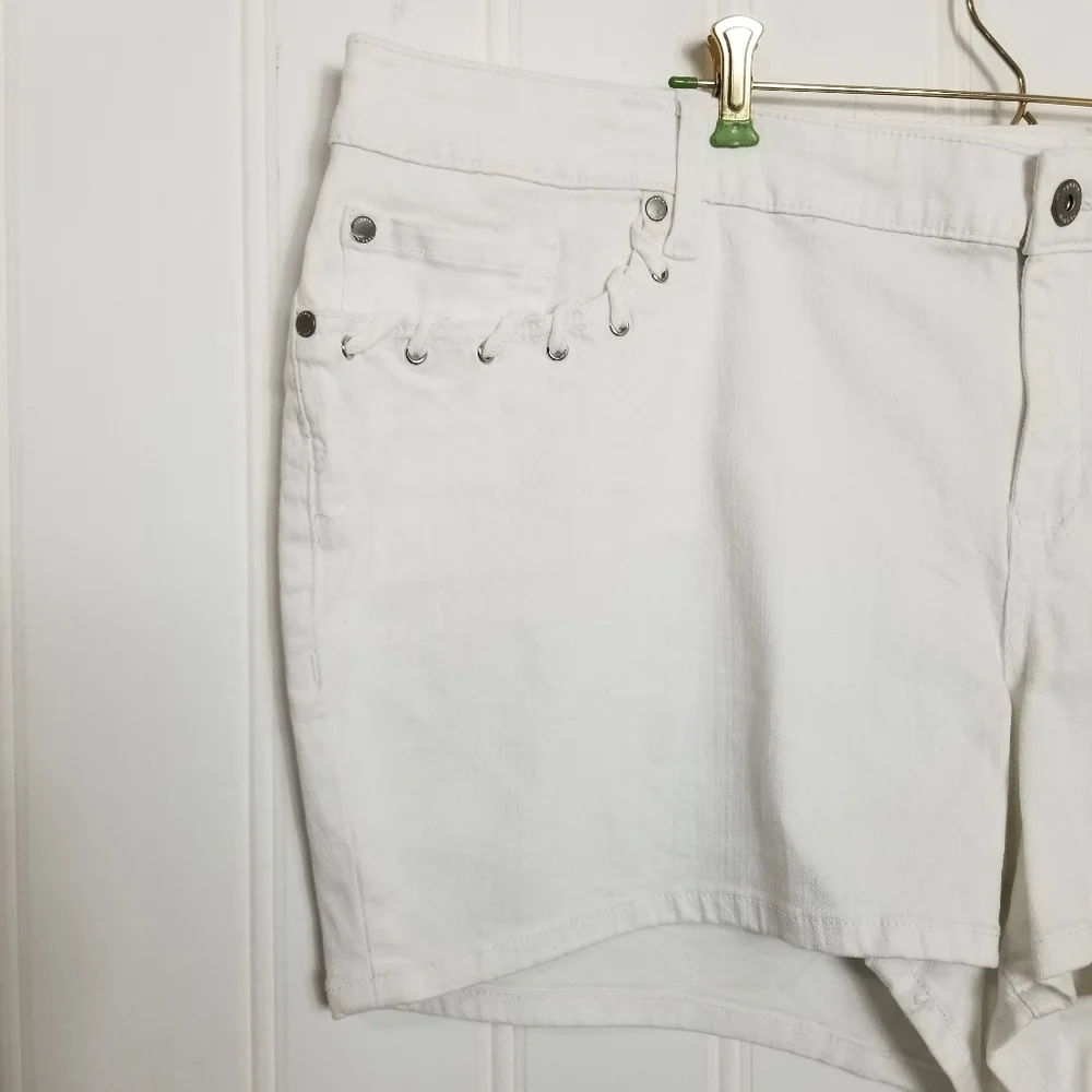 Torrid White Denim Jean Shorts Size 26 NWT Whip Stitch Pockets Trendy 2026 Denim